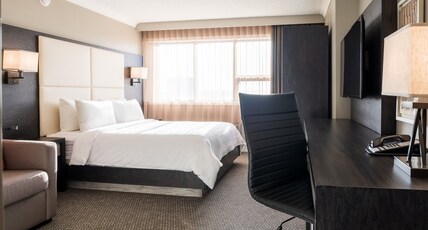 Crowne Plaza Moncton-Downtown, an IHG Hotel Room Type - 1 Queen Premium Sofa Bed