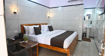 CR7 STAY (Rooms& Homestay) Room Type - AC Deluxe Room (King Bed)