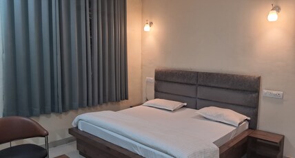 Hotel Saffron Leaf Room Type - Deluxe King Size