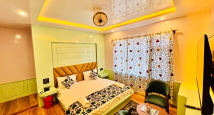 Hotel Sonamarg Villa (River Front) Room Type - Deluxe Room with Balcony