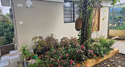 Karthika Homestay Room Type - Deluxe Queen Room