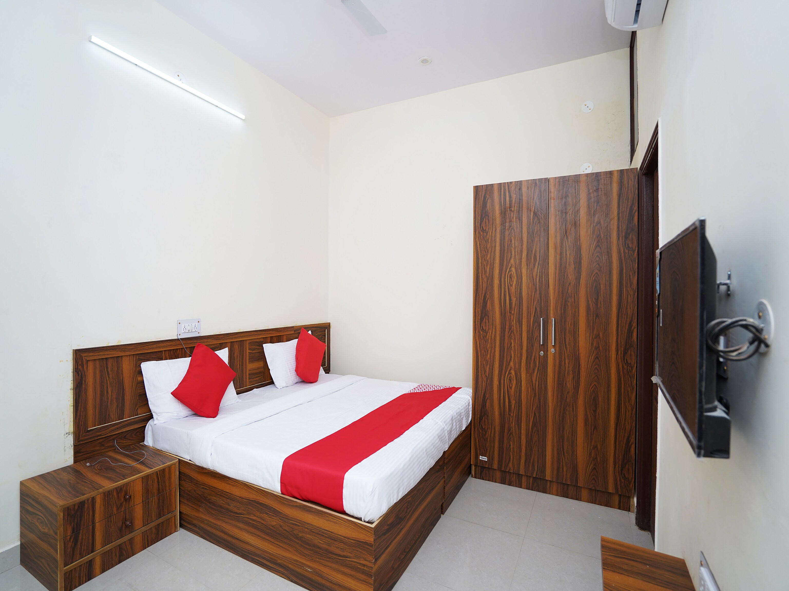 Hotel O Centre plaza - Tap to explore photos