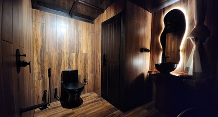 LUXEGLAMP Munnar Room Type - Wooden Box