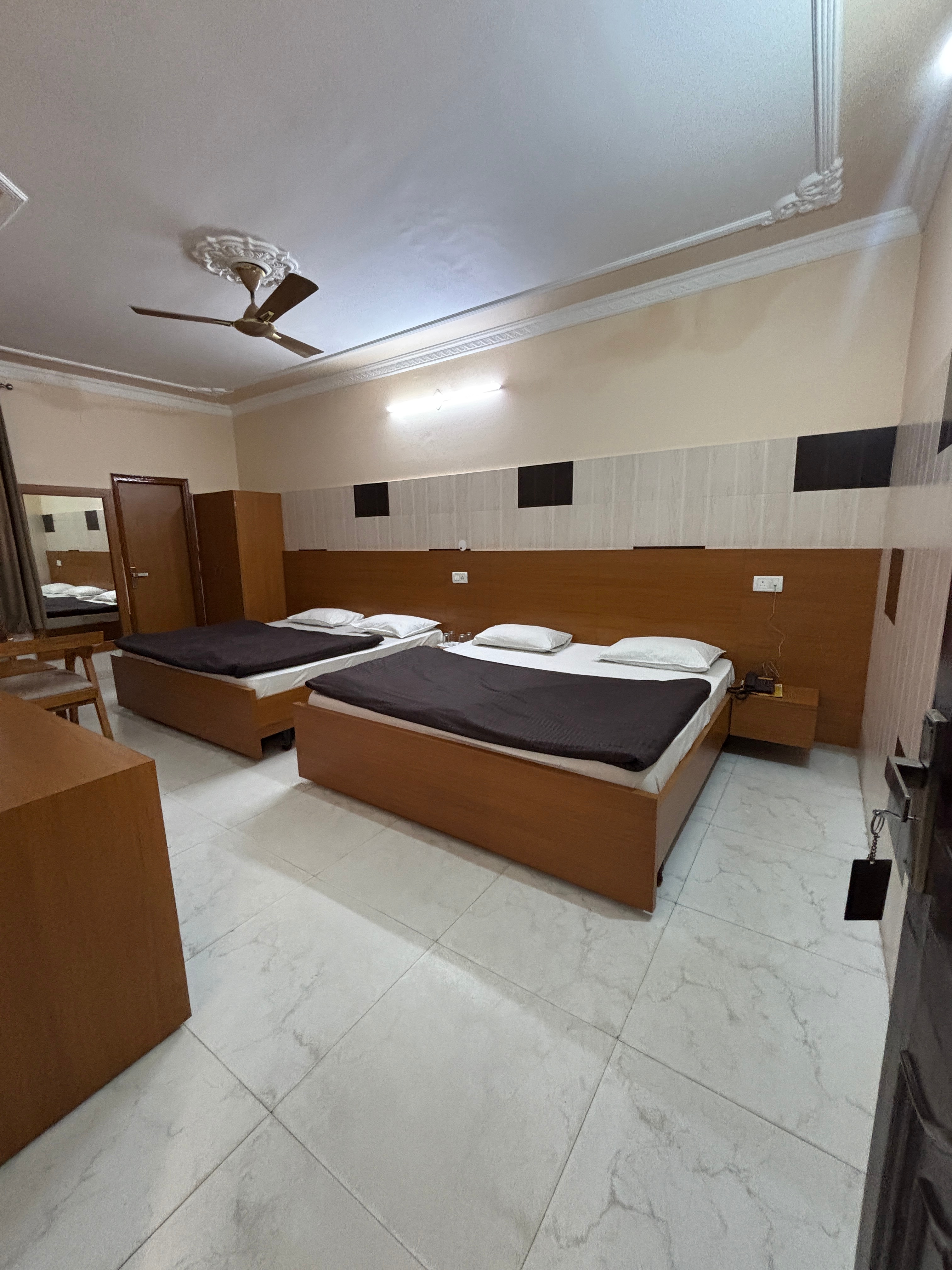 Hotel Shri Amarnath - Tap to explore photos