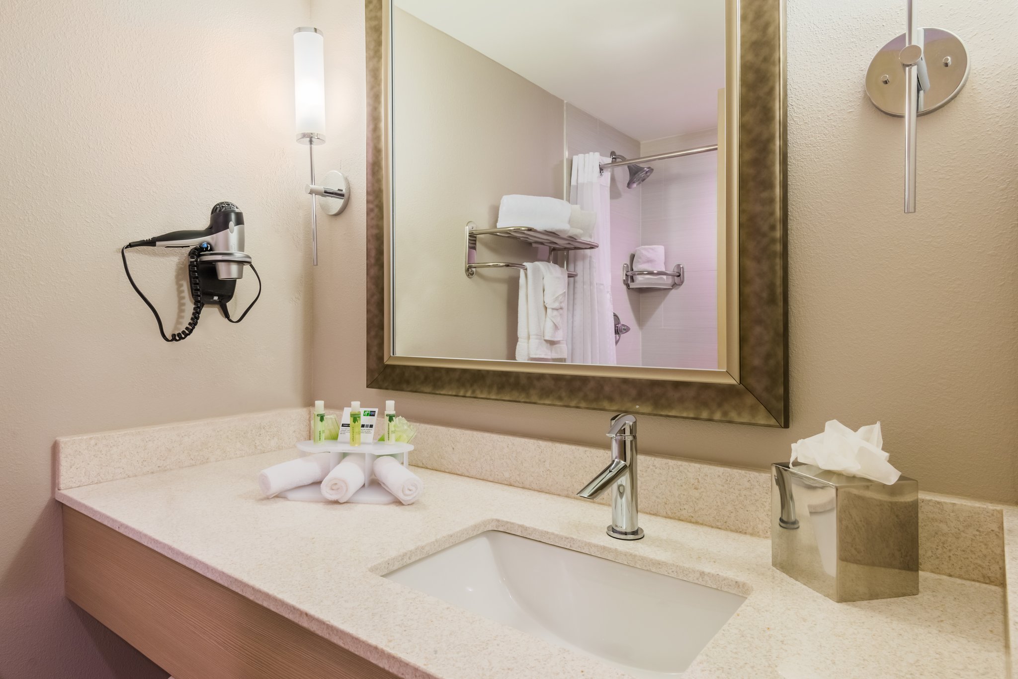 Holiday Inn Express Fairhope - Point Clear - Tap to explore photos