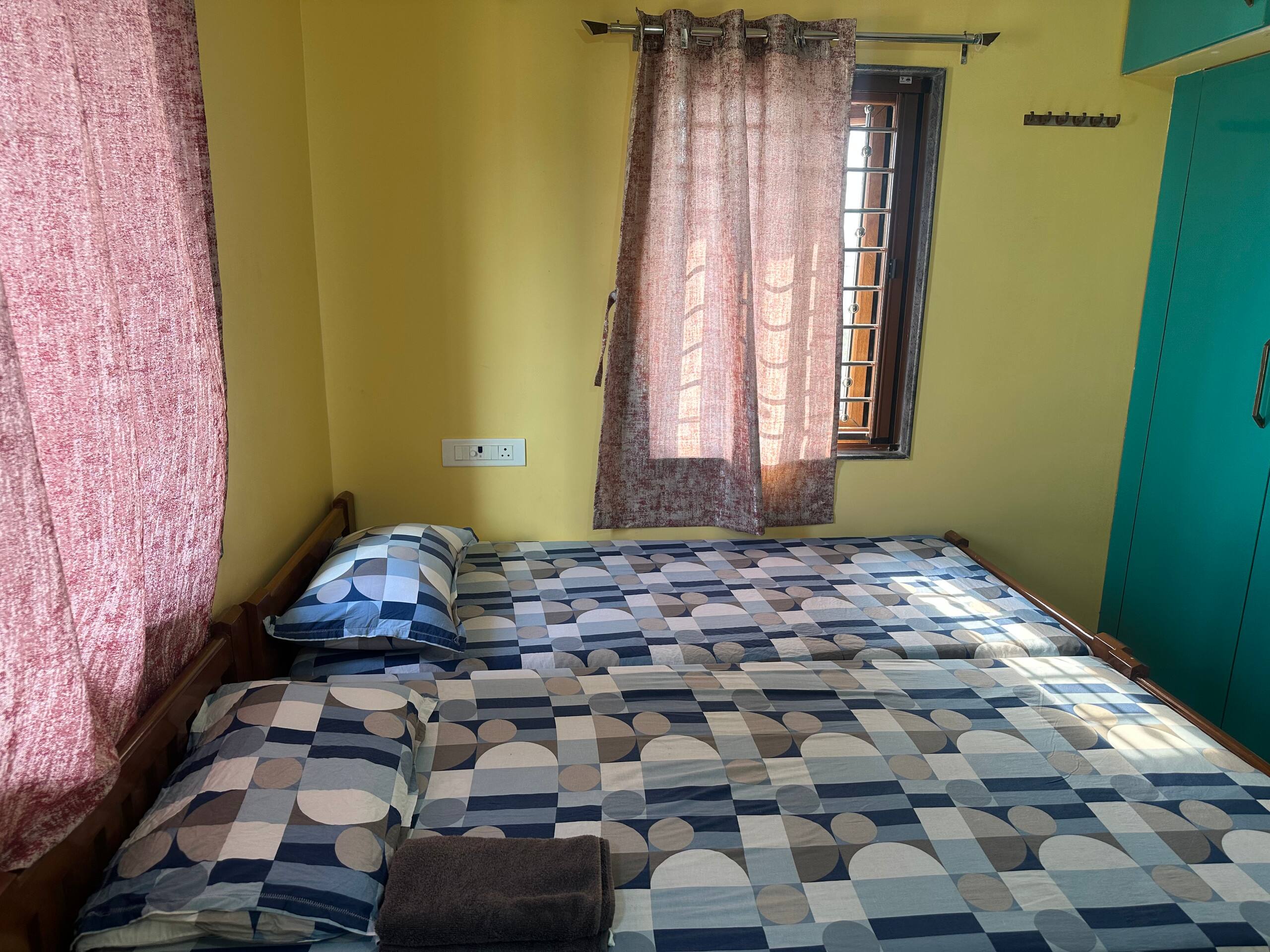 2BHK 4bed breezy WTC Apollo Prot Perungud lake DLF - Tap to explore photos
