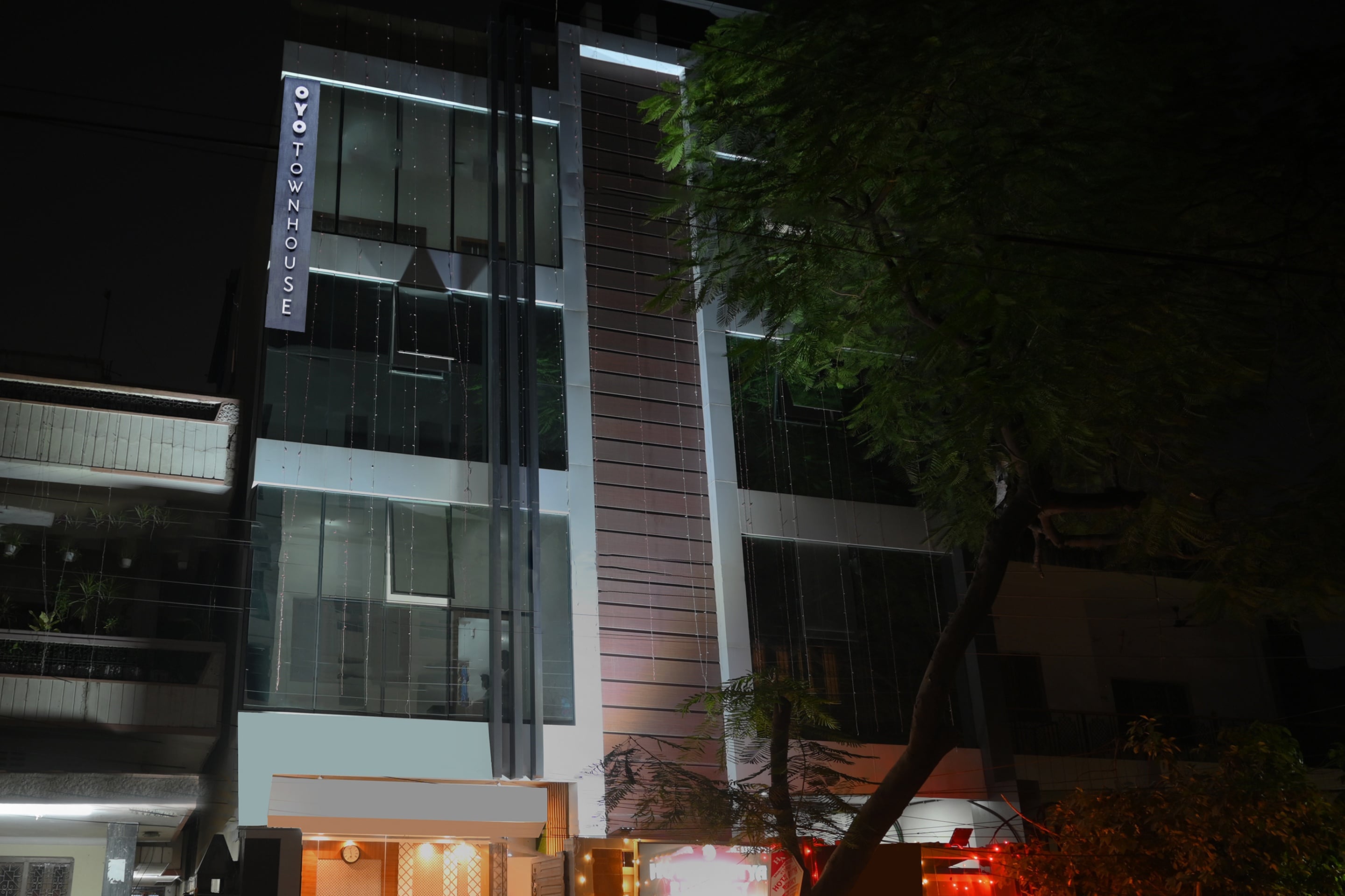 Townhouse OAK Hotel Ar Ganges Premium - Tap to explore photos