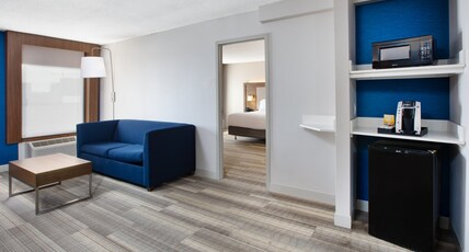 Holiday Inn Express Nashville Downtown Conf Ctr Room Type - 1 King Bed 1 Bedroom Suite Sofa Bed