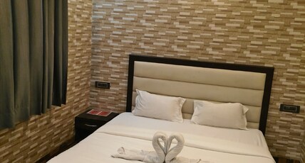 Crown Hotel & Restaurant Room Type - Deluxe Room