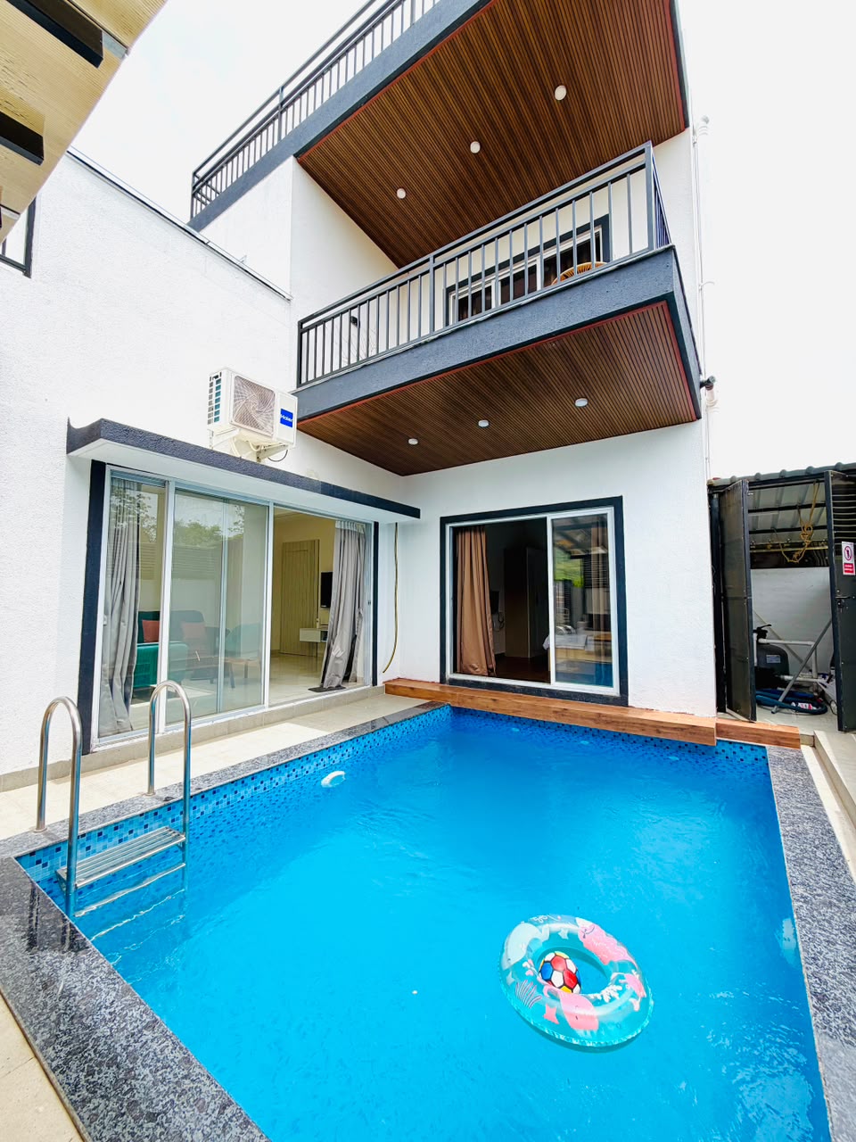 Skylight Villa - Your Private Luxury Escape - Tap to explore photos