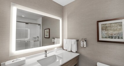 Holiday Inn Nampa Room Type - 1 King Standard Communications Mobility Accessible Tub Holiday Inn Nampa Room Type - 1 King Standard Communications Mobility Accessible Tub