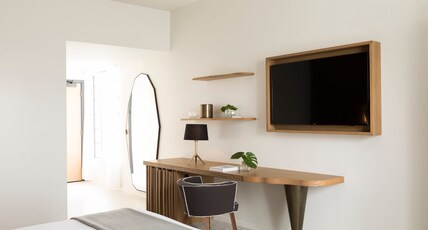 Kimpton La Peer Hotel, an IHG hotel Room Type - 1 King Communications Accessible