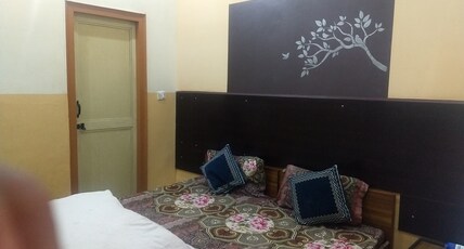 JAGRAJ GUEST HOUSE Room Type - Standard Double Bed AC Room