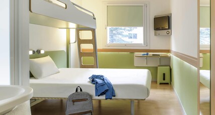 ibis budget Poitiers Centre Gare Room Type - TRIPLE - Room with a large bed and a bunk bed