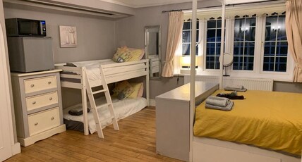 Hazelwick Room Type - Deluxe Family of 8 Cottage