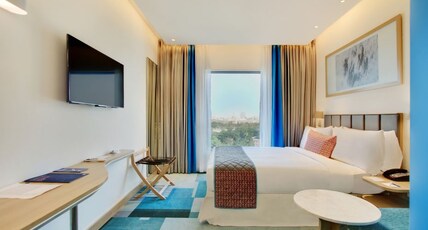 Holiday Inn Bengaluru Racecourse Room Type - 1 Queen Bed Turf View Non Smoking