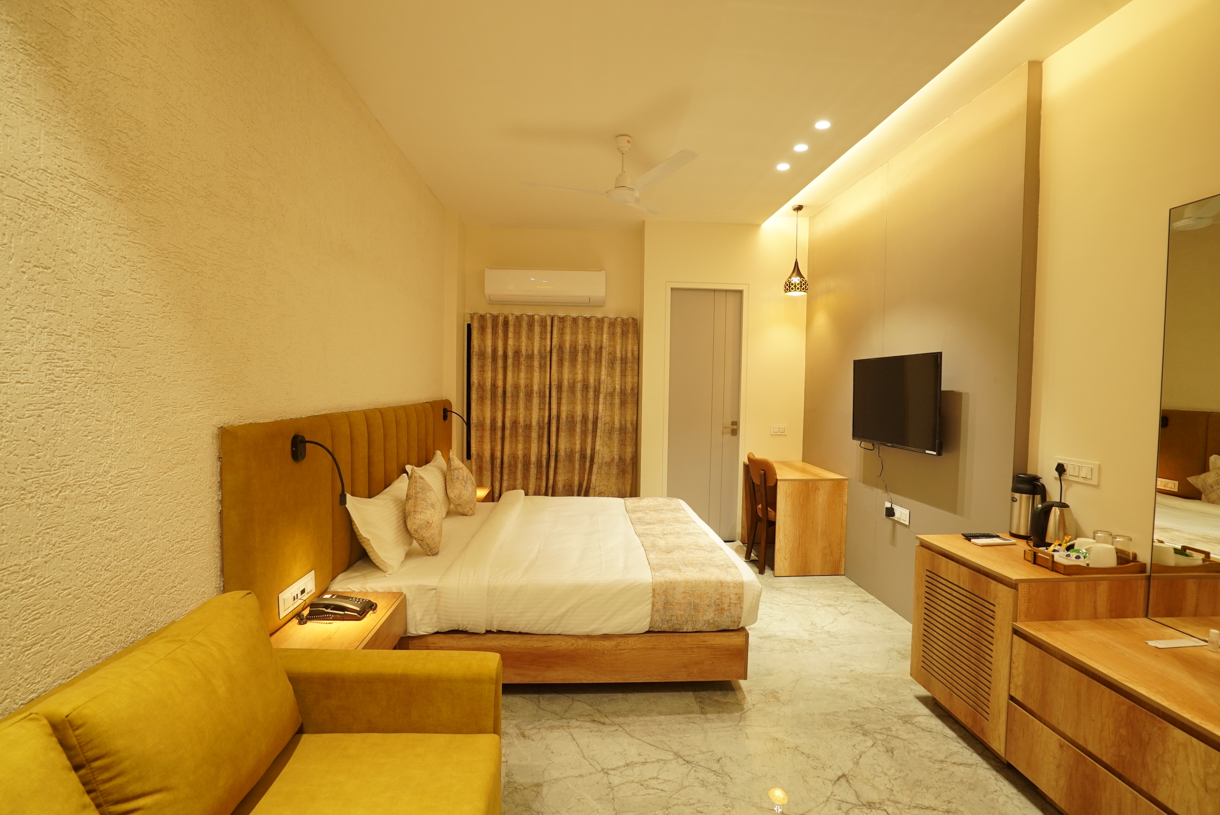 Hotel Varay Eco - Tap to explore photos