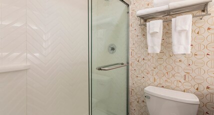 Holiday Inn Marquette, an IHG Hotel Room Type - 2 Queen Beds Standard Walkin Shower