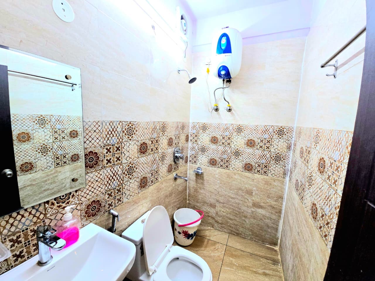 Evia Stayz @ Rajpur Road - Tap to explore photos