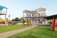 The Roar Farm And Resort