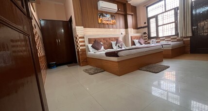 VATS VILLA : Feels like Home & Facilitates like Hotel Room Type - King Room with Balcony