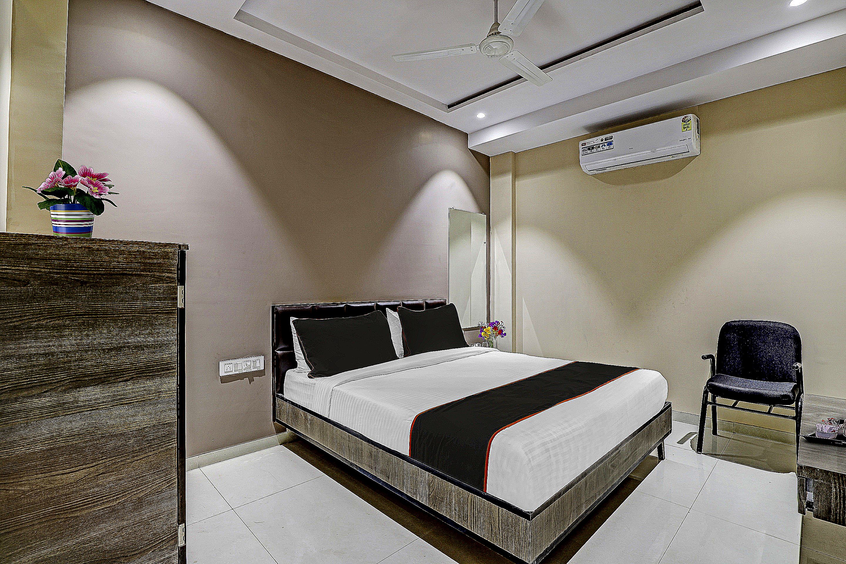 Collection O Ospite Hotel - Tap to explore photos