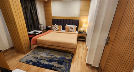 Perfectstayz Premium Mall Road Room Type - Deluxe Room with Valley View