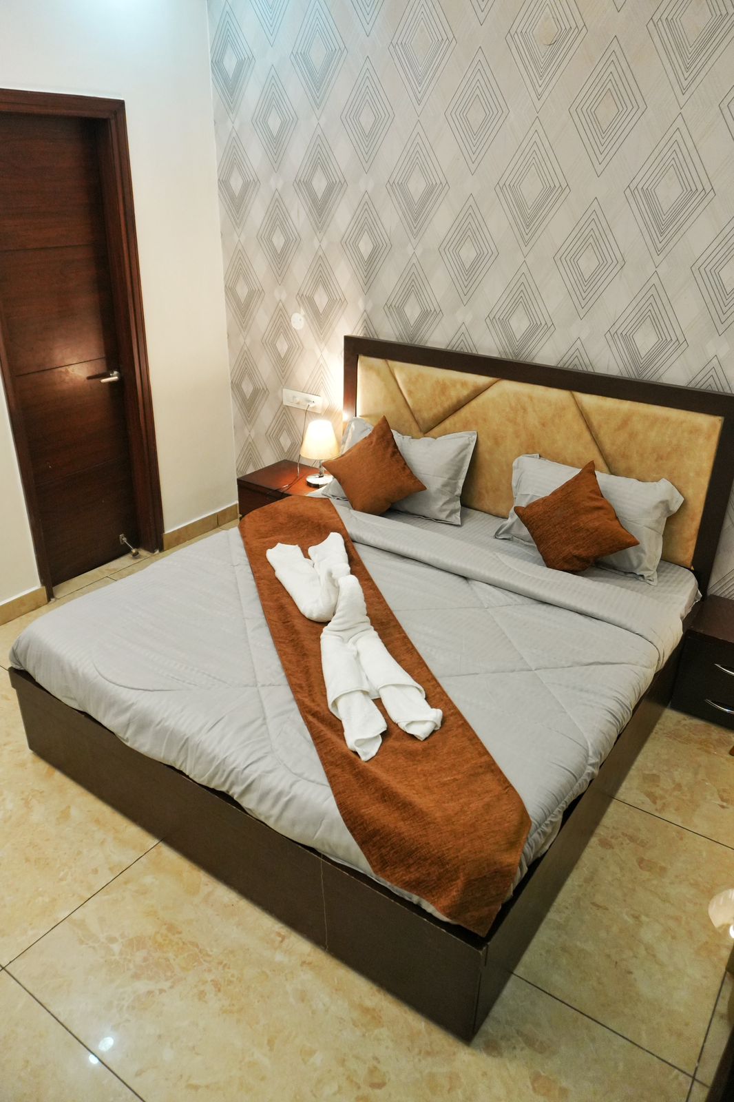 Joyous 3BHK GF By Nawab Stays - Tap to explore photos