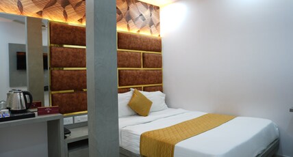 Hotel Pearl View - Near US Embassy Bandra Kurla Complex (BKC), Mumbai Room Type - Deluxe Double Room