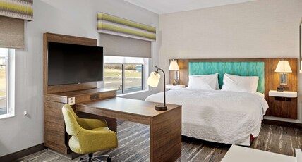 Hampton Inn & Suites by Hilton Cincinnati West Room Type - 1 KNG STDO MIC FRIDG WTBR