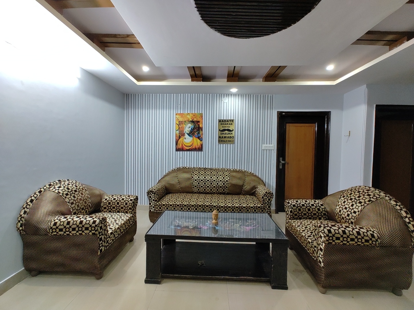 Cozy Inn Apartment 3bhk - Tap to explore photos