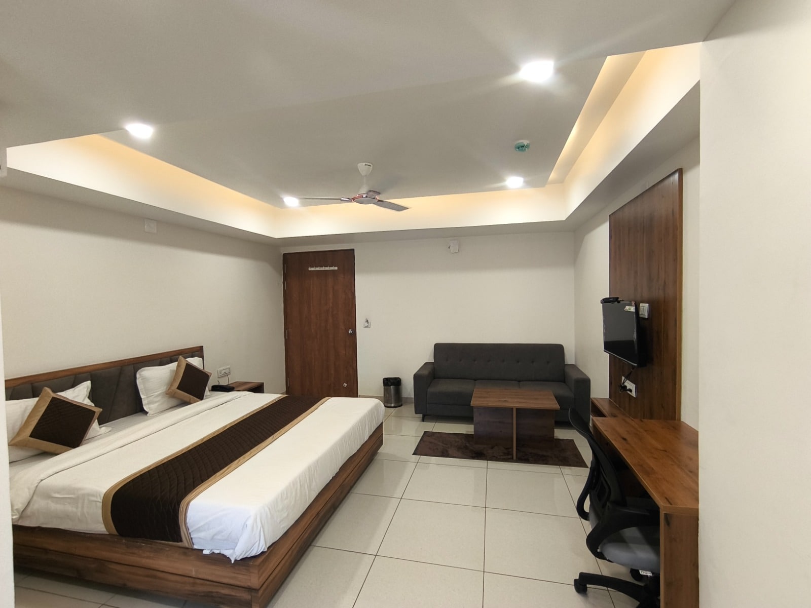 HOTEL SHREEJI INN - Tap to explore photos