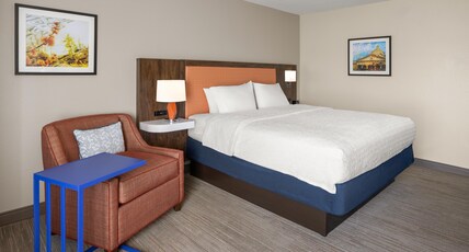 HAMPTON INN SOMERSET PA Room Type - 1 KING BED NONSMOKING