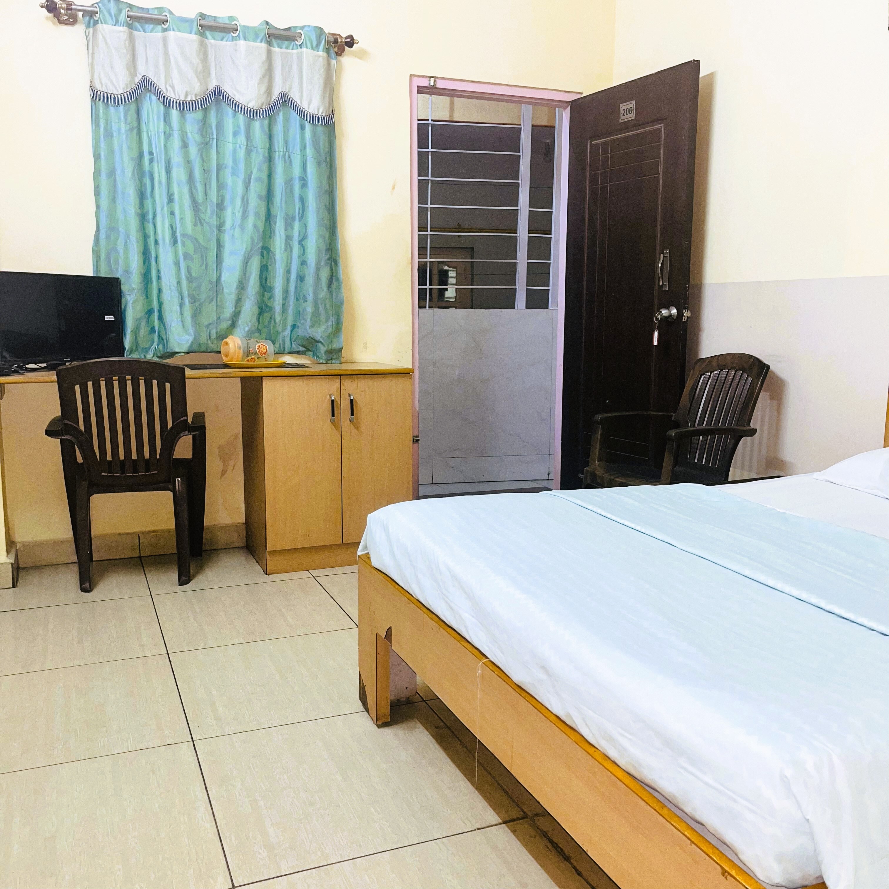 AR Lodge & Guest Rooms - Tap to explore photos