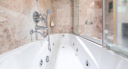Holiday Inn ANKARA - CUKURAMBAR  Room Type - 1 King Premium Jetted Tub Smoking