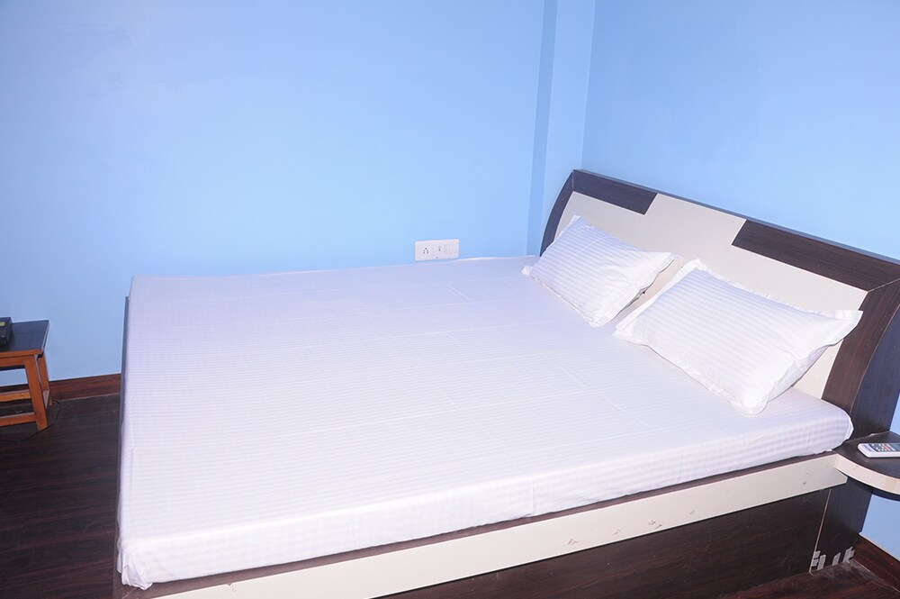 Hotel Shyam Darbar ( Near Khatu Shyam Ji Temple ) - Tap to explore photos