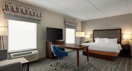 Hampton Inn & Suites by Hilton Pittsburgh/Harmarville Room Type - 1KN STDO MIC FRIDG WTBR NS