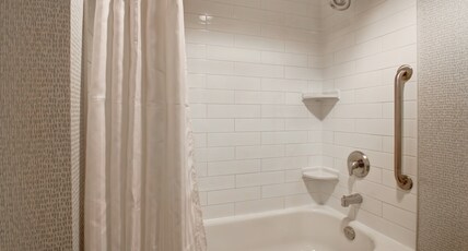 Holiday Inn Express Hotel & Suites Toronto - Markham Room Type - 2 Qn Bds Suite Sofa Bd Extra Floor Space