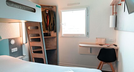 ibis budget S Room Type - TRIPLE - Room with a large bed and a bunk bed