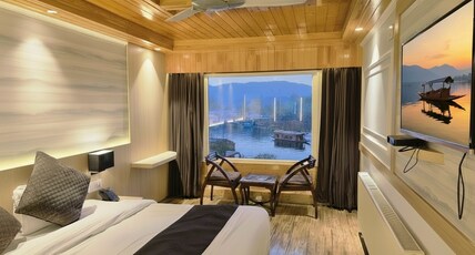 Hotel New Park  Dal Lake & Himalayan Hill View Room Type - Premium Deluxe Room AC Lake View- Front Wing