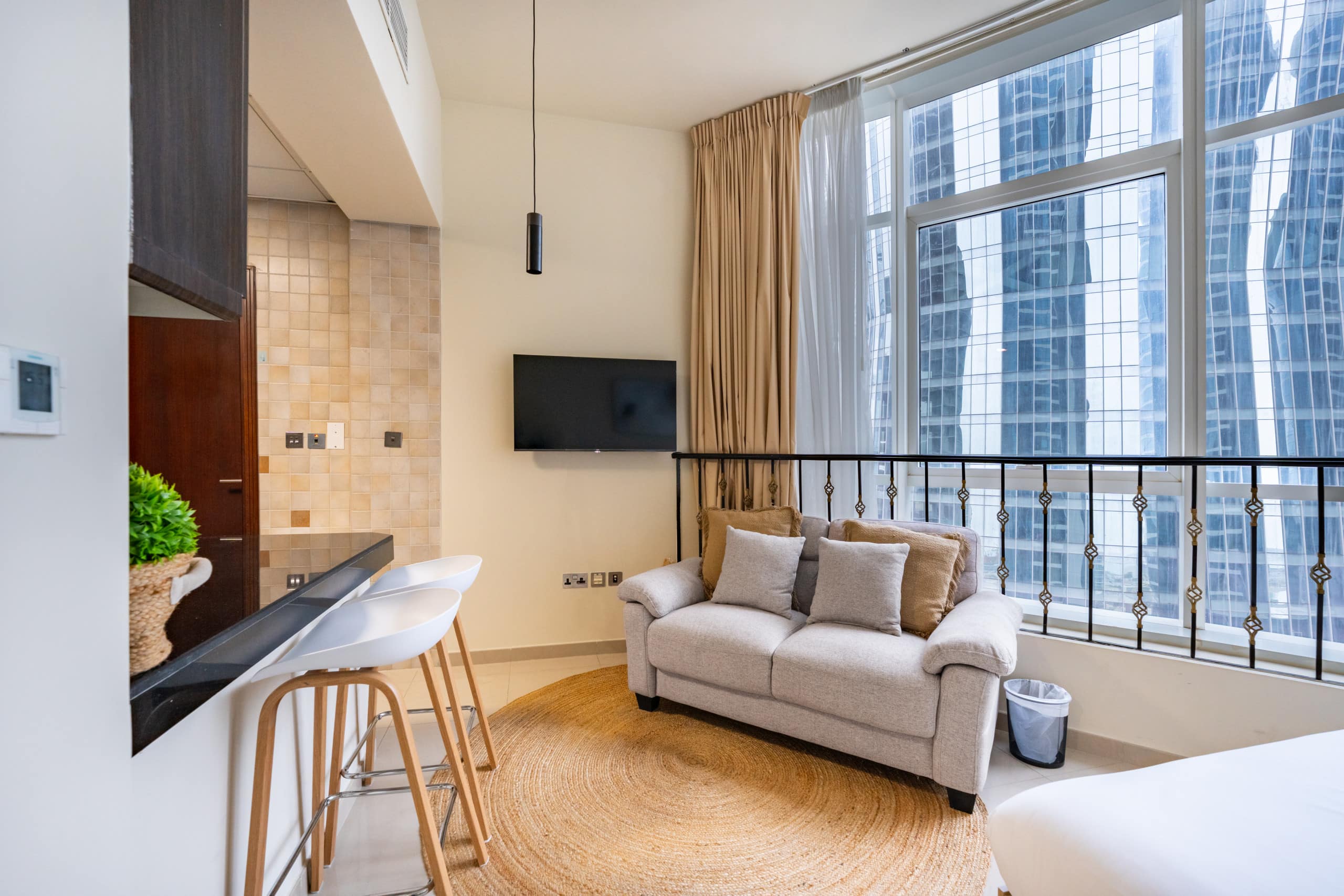 Studio with City Views Pool Gym - Tap to explore photos