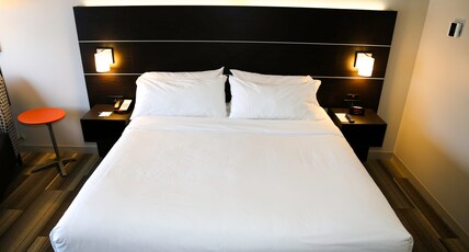 Holiday Inn Express & Suites Kingston-Ulster Room Type - 1 King Standard Communication Accessible