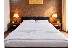 Calm   Cozy Floral Flat   Central Locatio