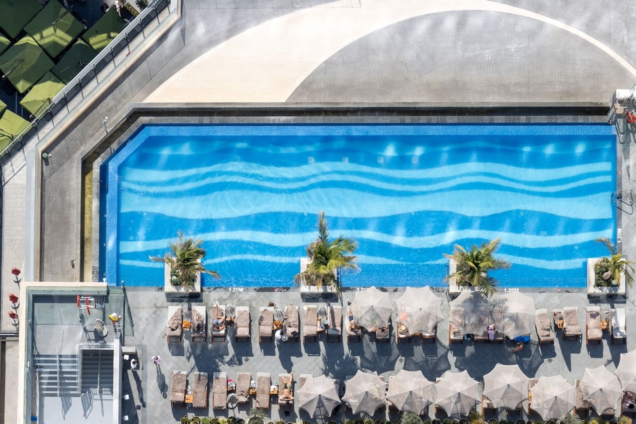 ELIVAAS Curated Luxury 1BR on Palm Jumeirah | Pool Access & Be - Tap to explore photos