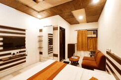 THE SURYA PRIME - Vintage Rooms Near Clock Tower, Chaura Bazar, AC Market & Railway Station - Corpor
