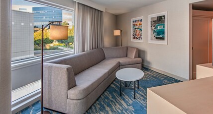 DoubleTree by Hilton LAX - El Segundo Room Type - 1 KING STUDIO SUITE