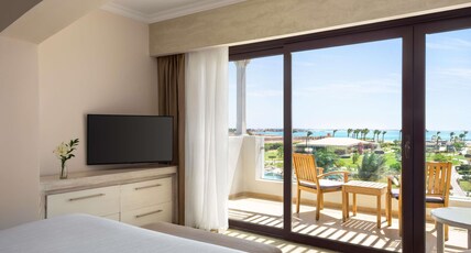 M Room Type - Superior Suite king bed pool view