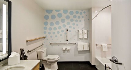 TRU by Hilton Denver Room Type - 1 KING ACCESSIBLE TUB