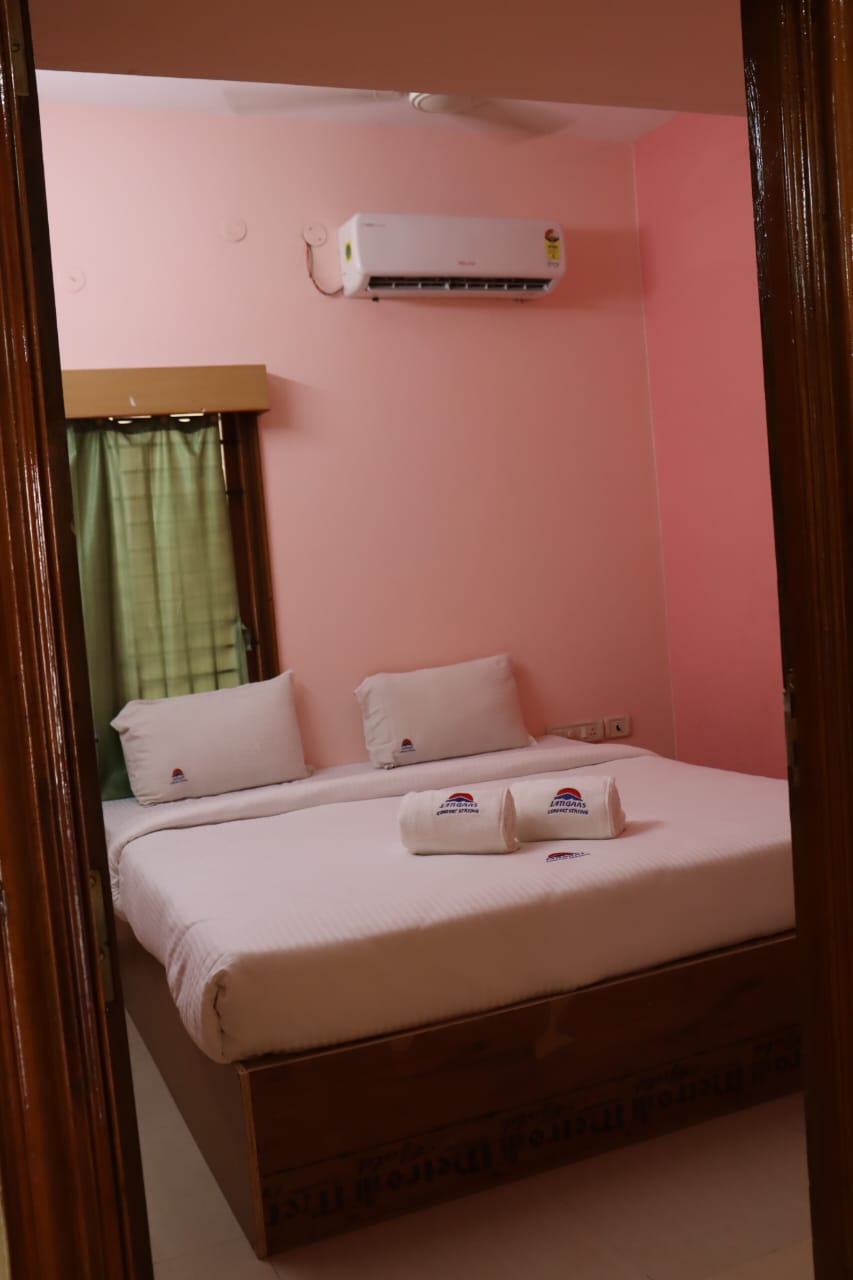 Lingaas Archana Homestay - Tap to explore photos