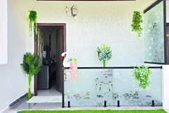 BYHU Rooftop Oasis Studio Outdoor shared terrace
